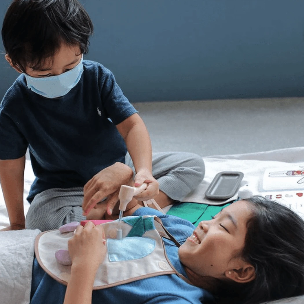 Plan Toys Surgeon Set 10 Plan Toys Surgeon Set - Image 8